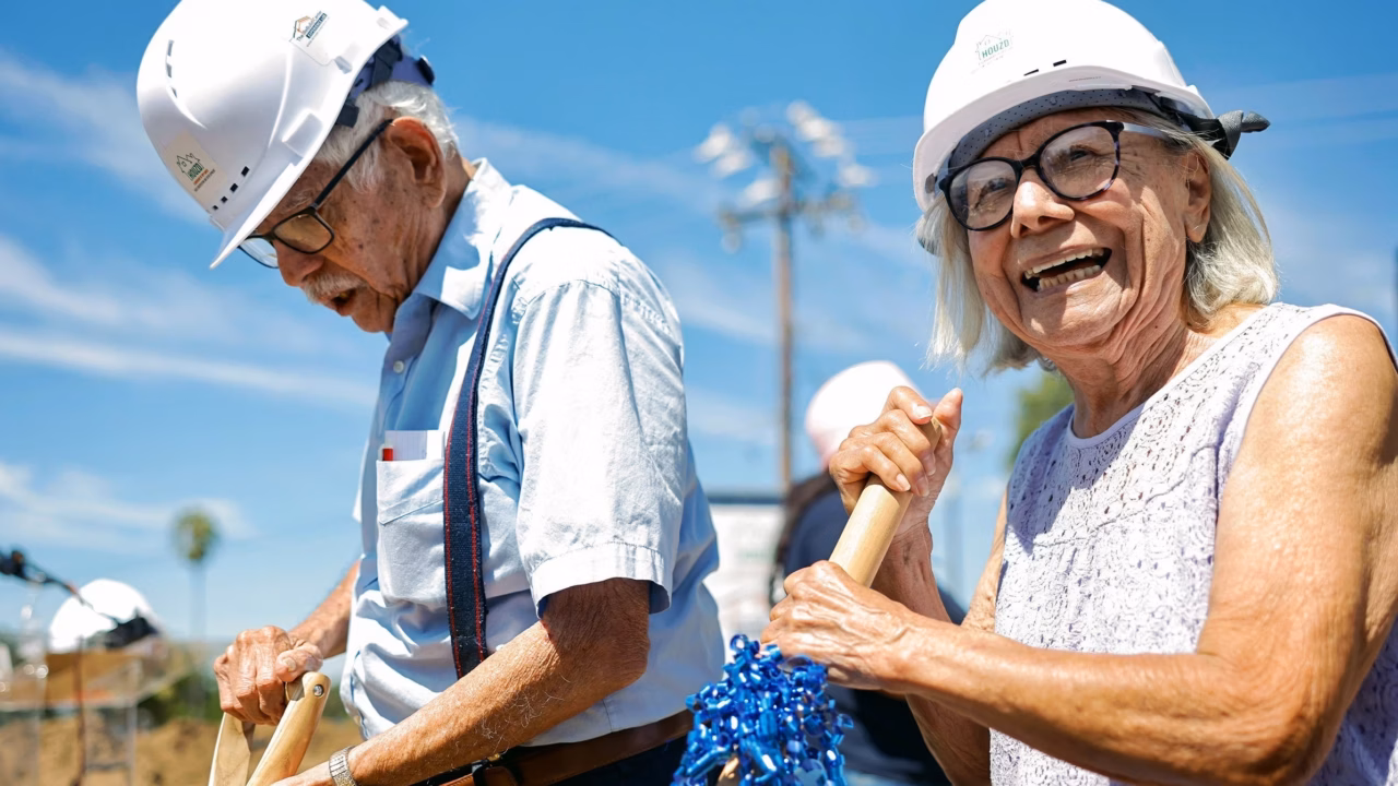 À 69 ans, ce couple de retraités brave la canicule à 37 °C pour reprendre le travail dans les vergers et arrondir leurs fins de mois