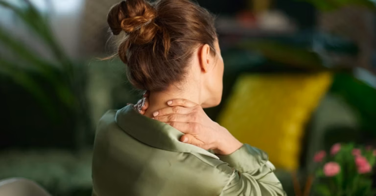 Douleurs au cou : comment soulager les cervicales